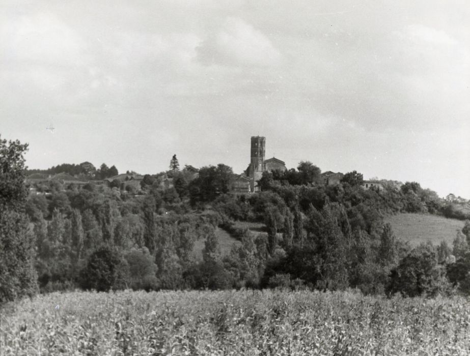 vue partielle de l’église dans son environnement depuis l’Ouest