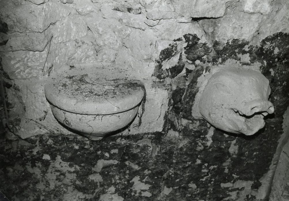 détail du lavabo et d’une ancienne gargouille (?)