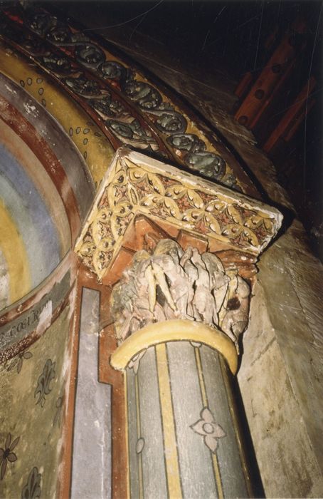 chapelle des fonts baptismaux, détail d’un chapiteau sculpté