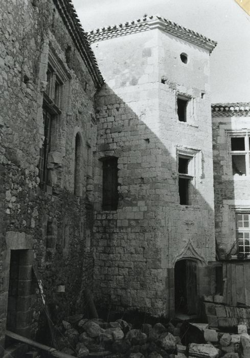 cour intérieure, tourelle d’escalier, angle nord-ouest