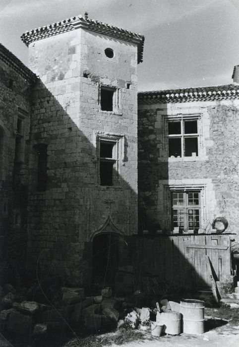 cour intérieure, tourelle d’escalier, angle nord-ouest