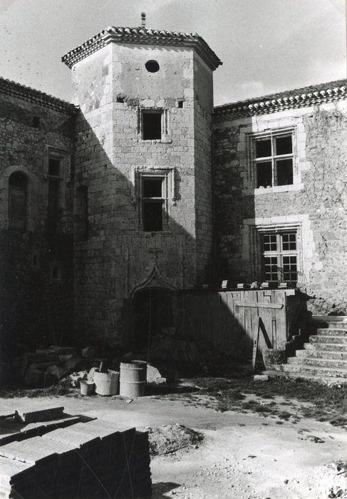 cour intérieure, tourelle d’escalier, angle nord-ouest