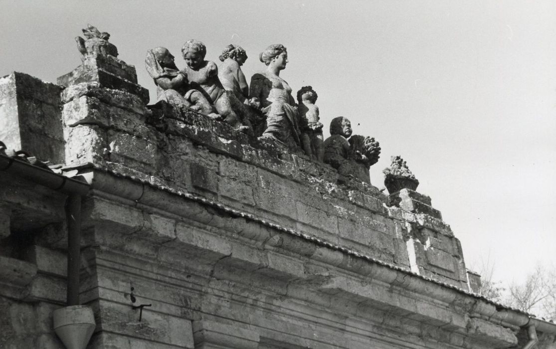 façade est, porte d’accès, détail du couronnement