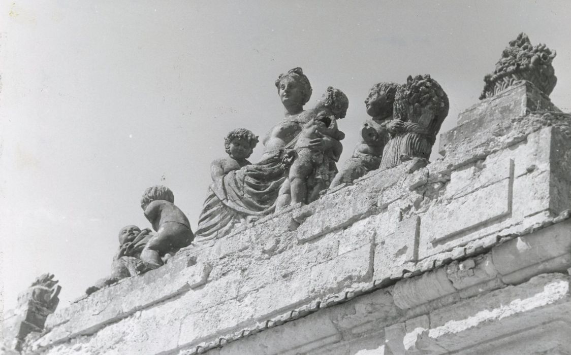 façade est, porte d’accès, détail du couronnement