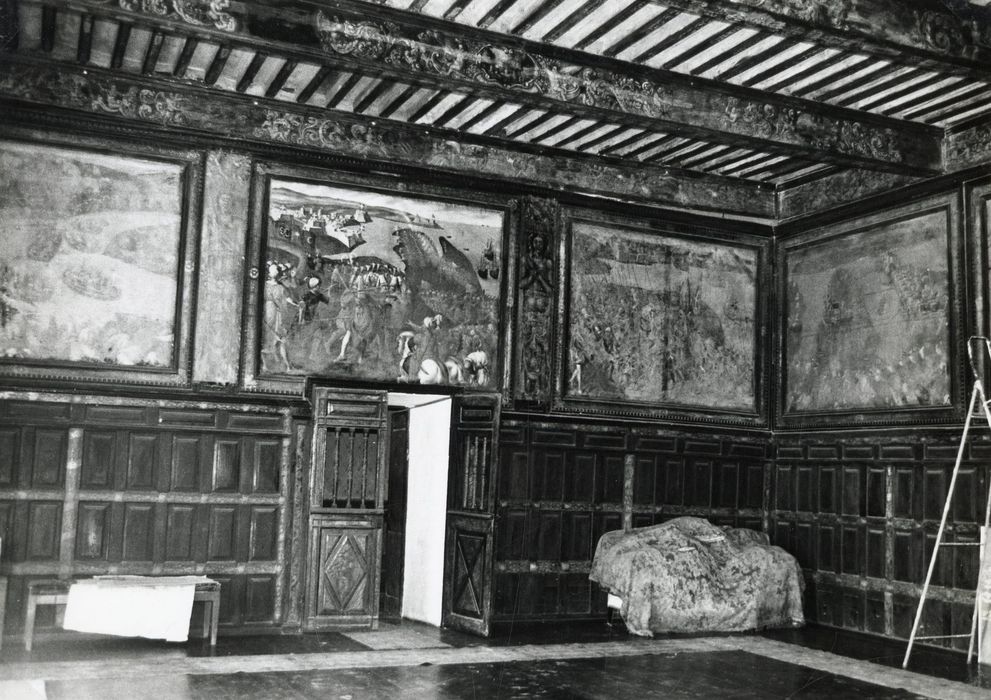 1er étage, grande salle, vue partielle des décors