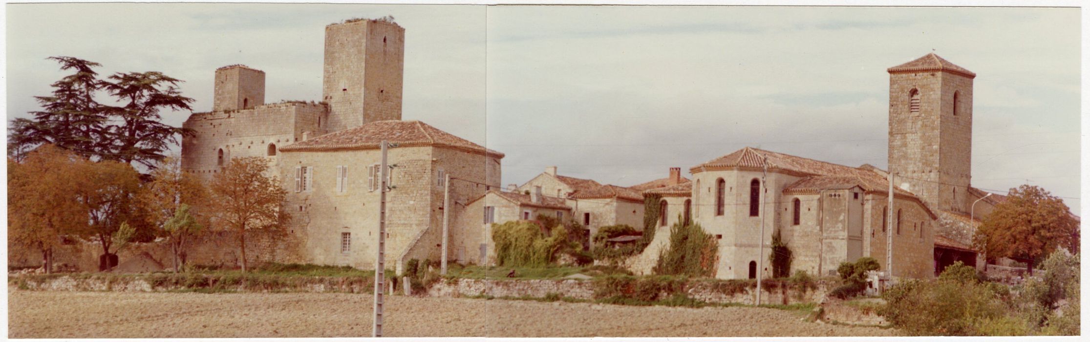 vue générale du château dans son environnement depuis le Sud-Est