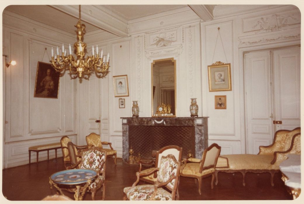 grand salon, vue partielle des lambris de revêtement