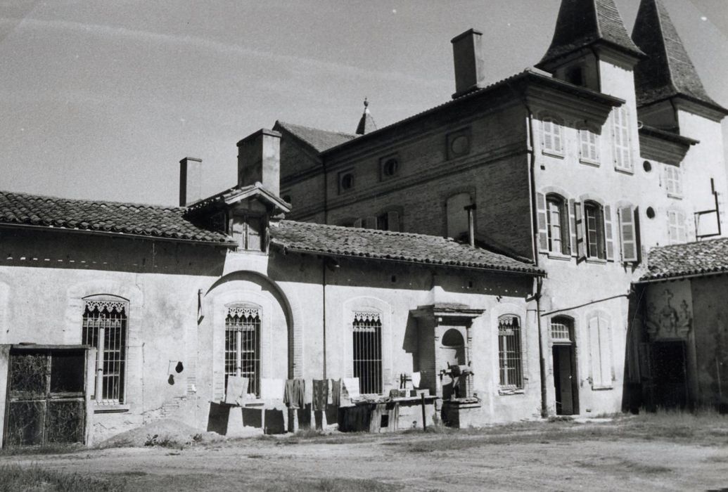 cour des communs, aile ouest, façade st