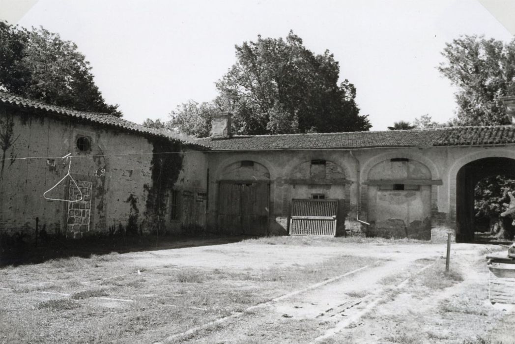 cour des communs, ailes sud et est, façades nord et ouest, vue partielle