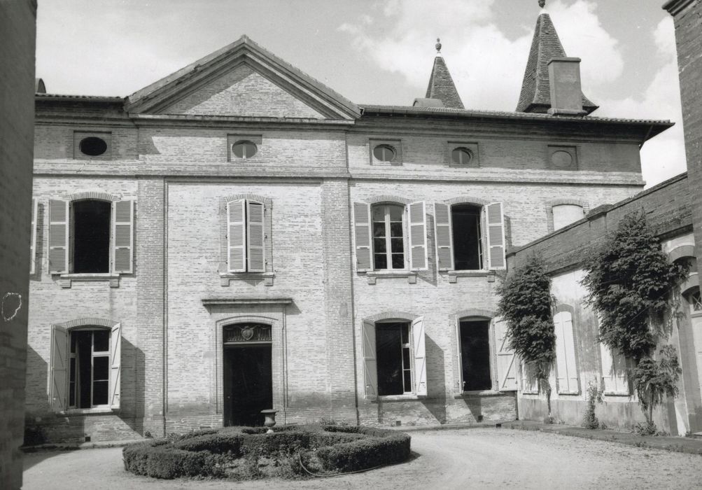 façade sud sur la cour d’honneur, vue partielle