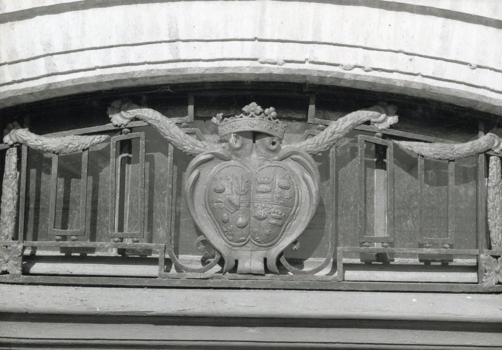 porte d’accès sud, détail de l’imposte armoriée