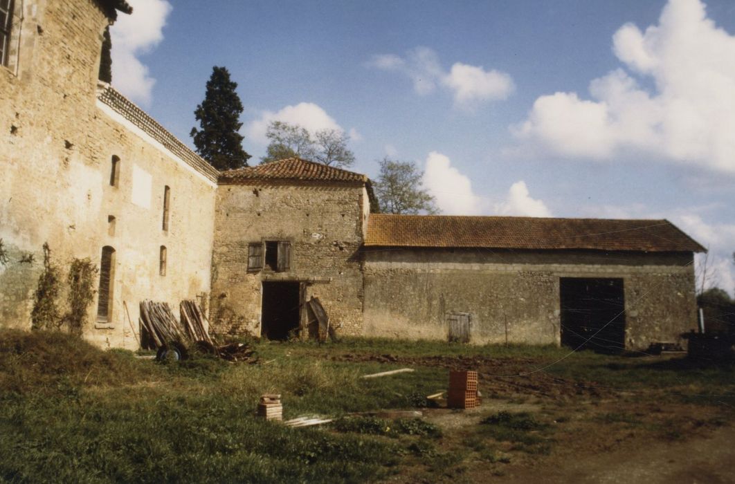 aile latérale sud correspondant aux anciens bâtiments abbatiaux, façade ouest