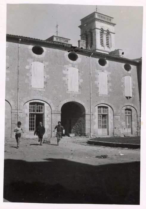 aile nord, façade sud-est, vue partielle