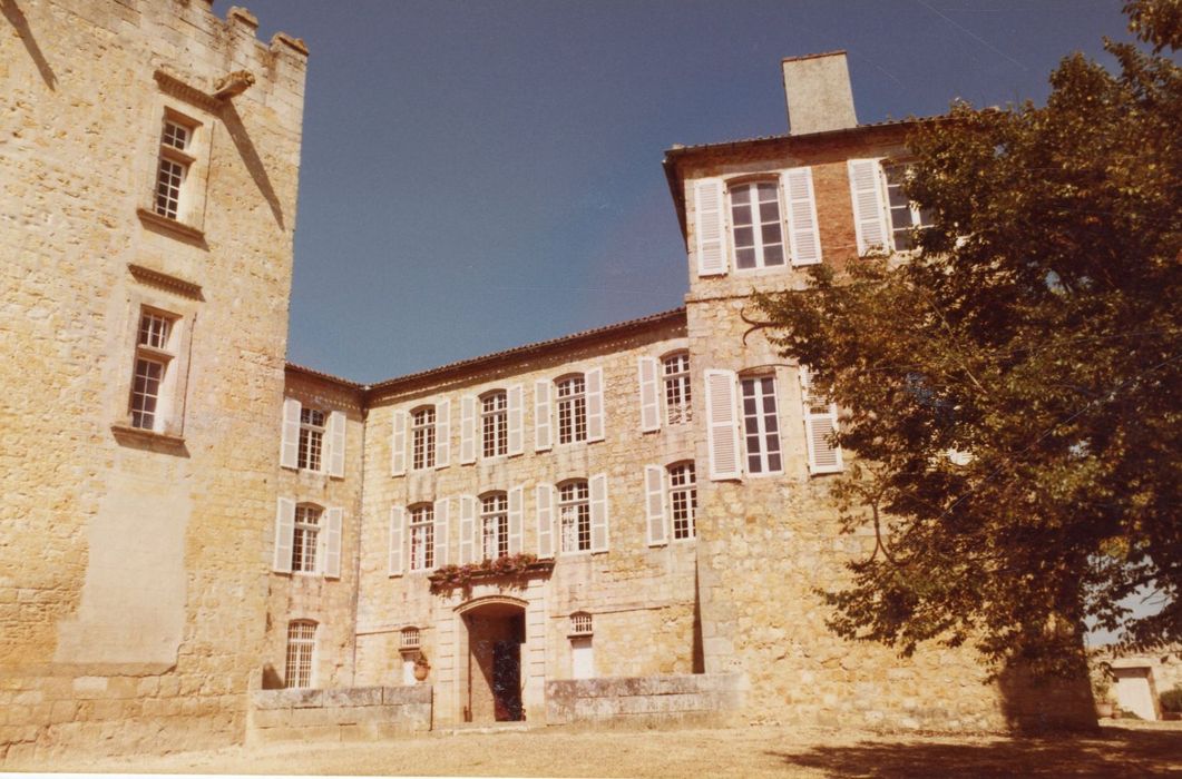 façades des bâtiments encadrant la cour sud, vue partielle