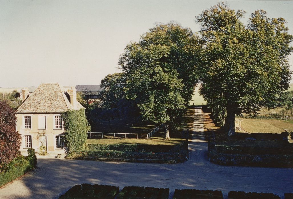 allée d’accès sud-est