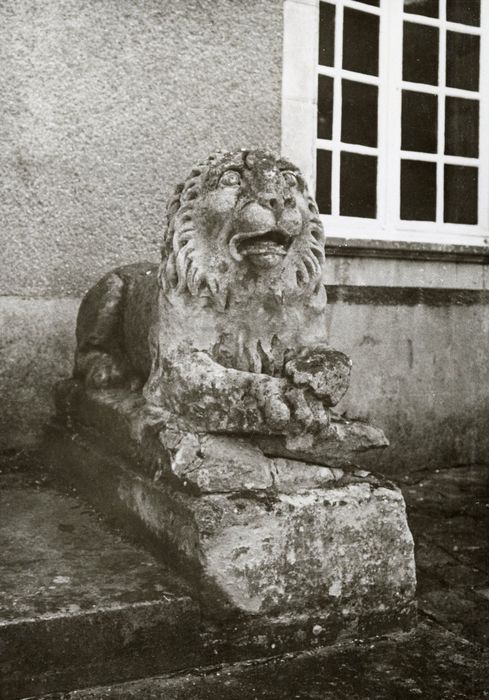 façade nord-ouest, détail d’une statue de lion