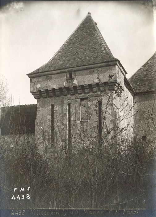 vue partielle du château dans son environnement depuis le Sud-Ouest