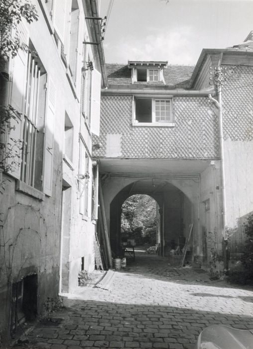 passage couvert entre la cour des communs et la cour d’honneur