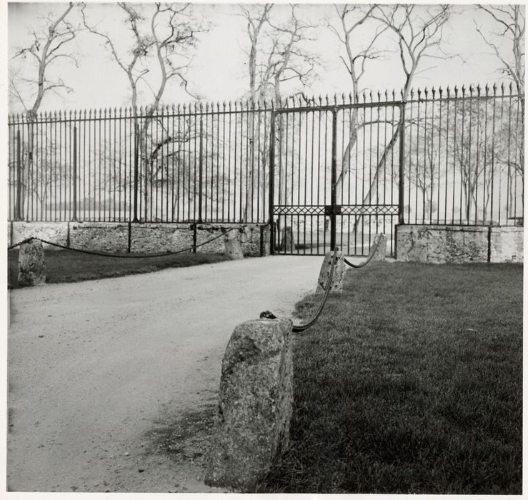 grille de clôture fermant à cour d’honneur à l’Est