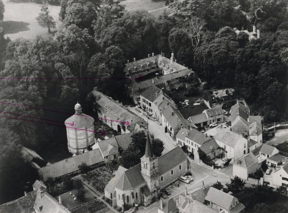 vue aérienne de la cour du colombier encadrée de ces bâtiments et des anciens communs