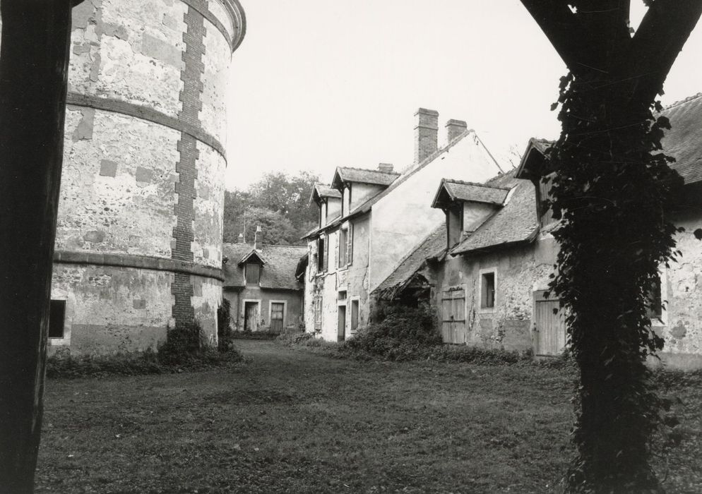 cour du colombier, bâtiments situés au nord, façades sud, vue partielle