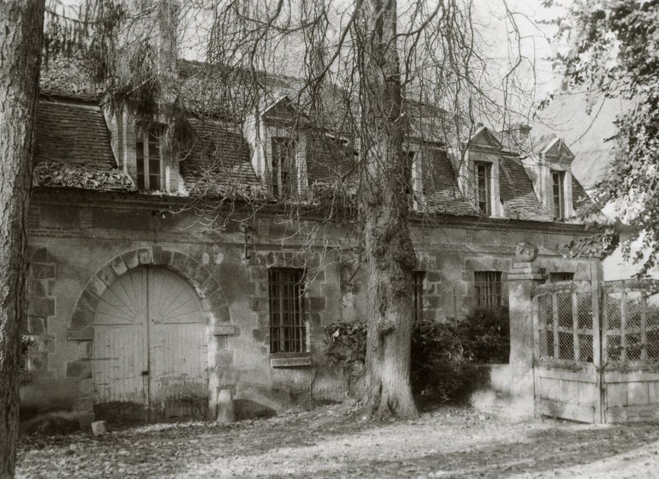 anciens communs ouest, aile nord (?), façade sud, vue partielle