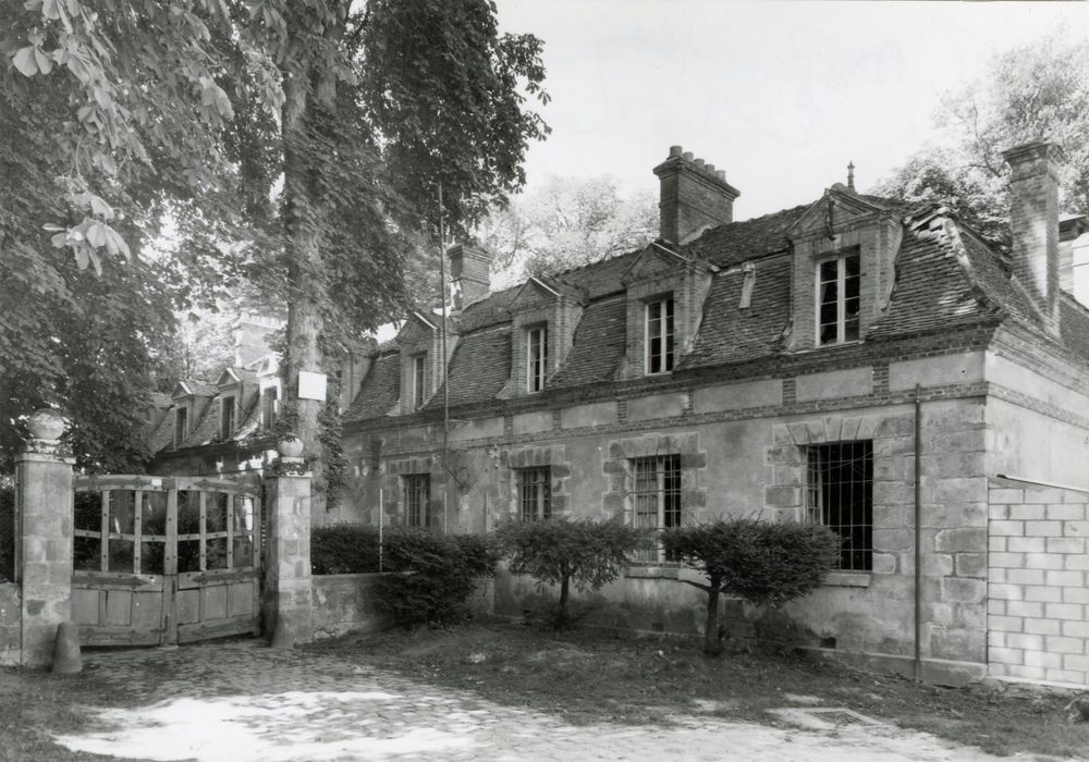 anciens communs ouest, aile nord (?), façade sud, vue partielle