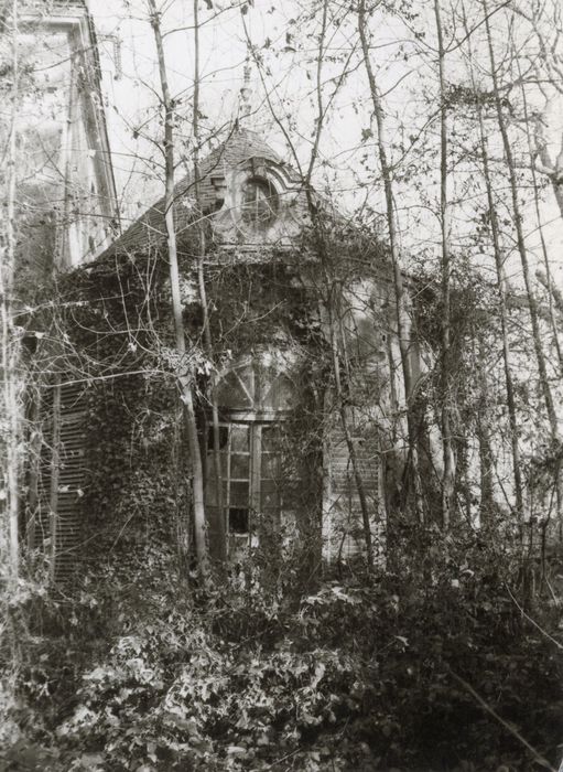 vue partielle des vestiges du château à l’Ouest, façade sud-ouest, extrémité est