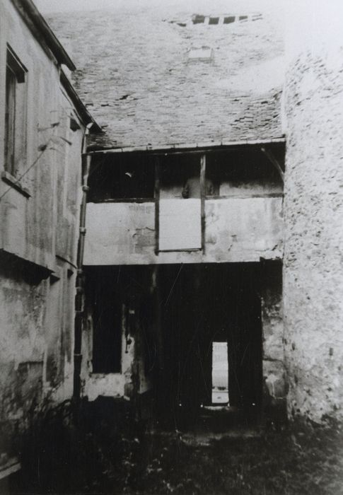 cour intérieure, façade sud avec passage vers la place