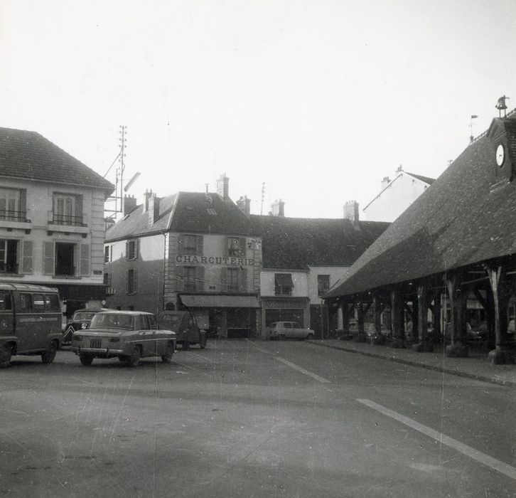 vue générale des façades sur la place de la Halle