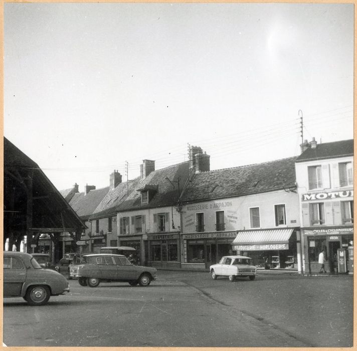 vue générale des façades sur la place de la Halle