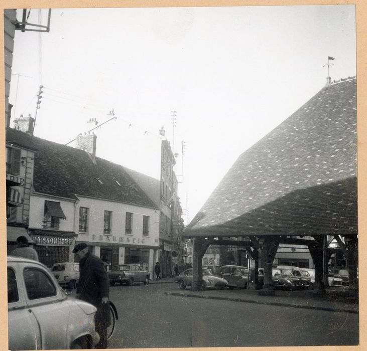 vue générale des façades sur la place de la Halle