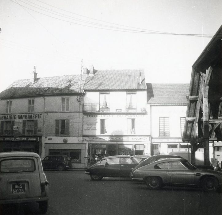 vue générale des façades sur la place de la Halle