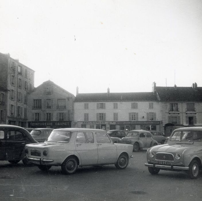 vue générale des façades sur la place de la Halle