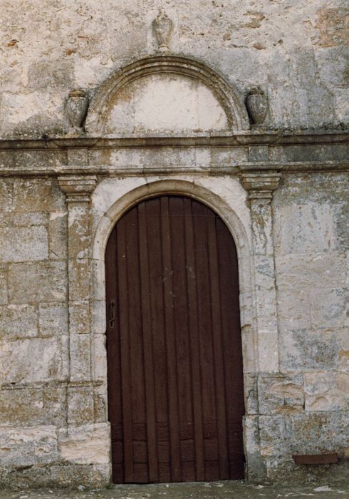 porte d’accès ouest au bas-côté sud