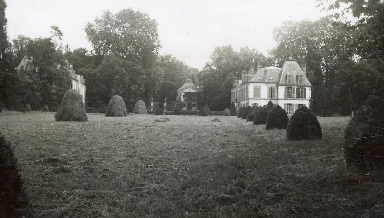 vue générale du château dans son environnement depuis l’Ouest