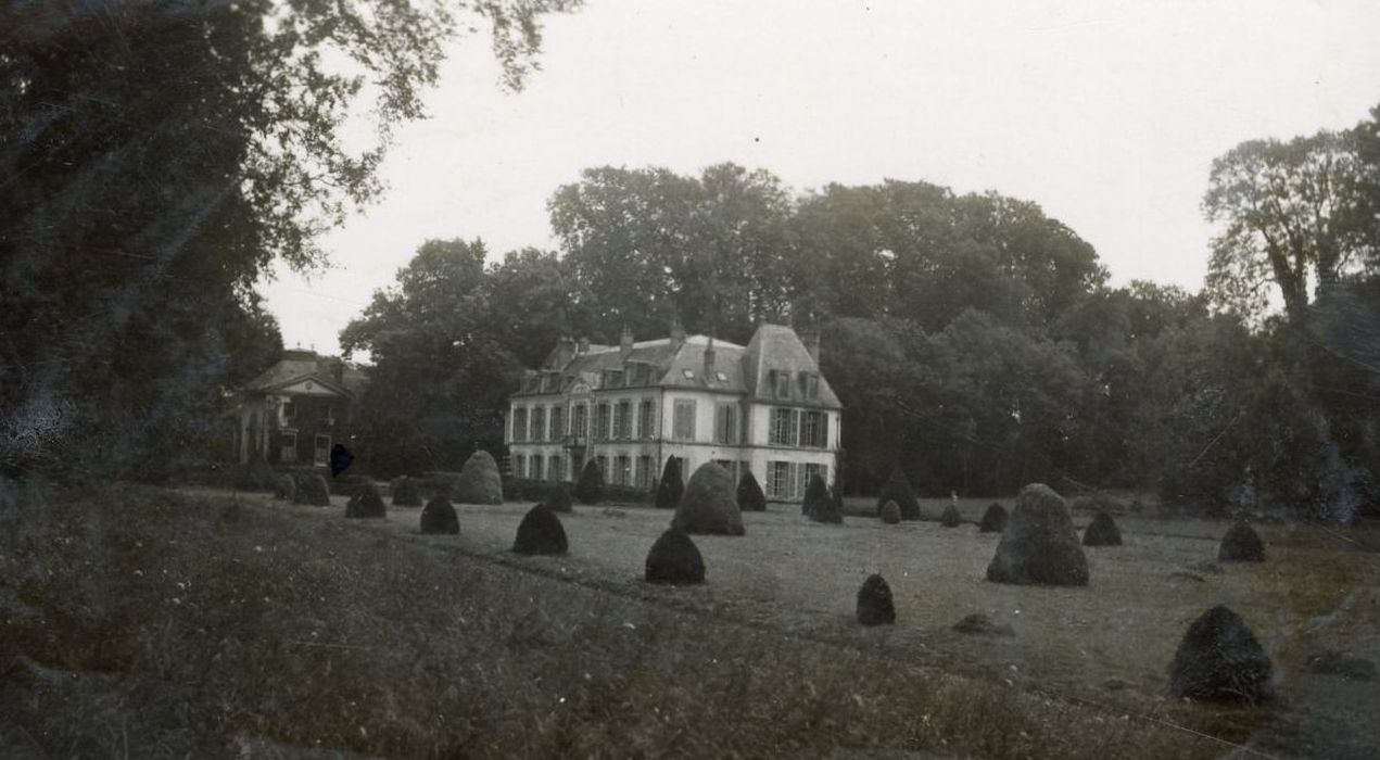 vue générale du château dans son environnement depuis le Nord-Ouest