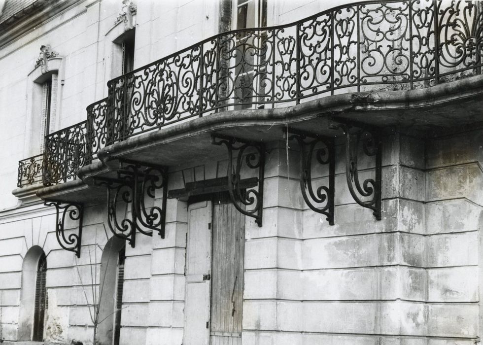 façade sud-ouest, détail du balcon