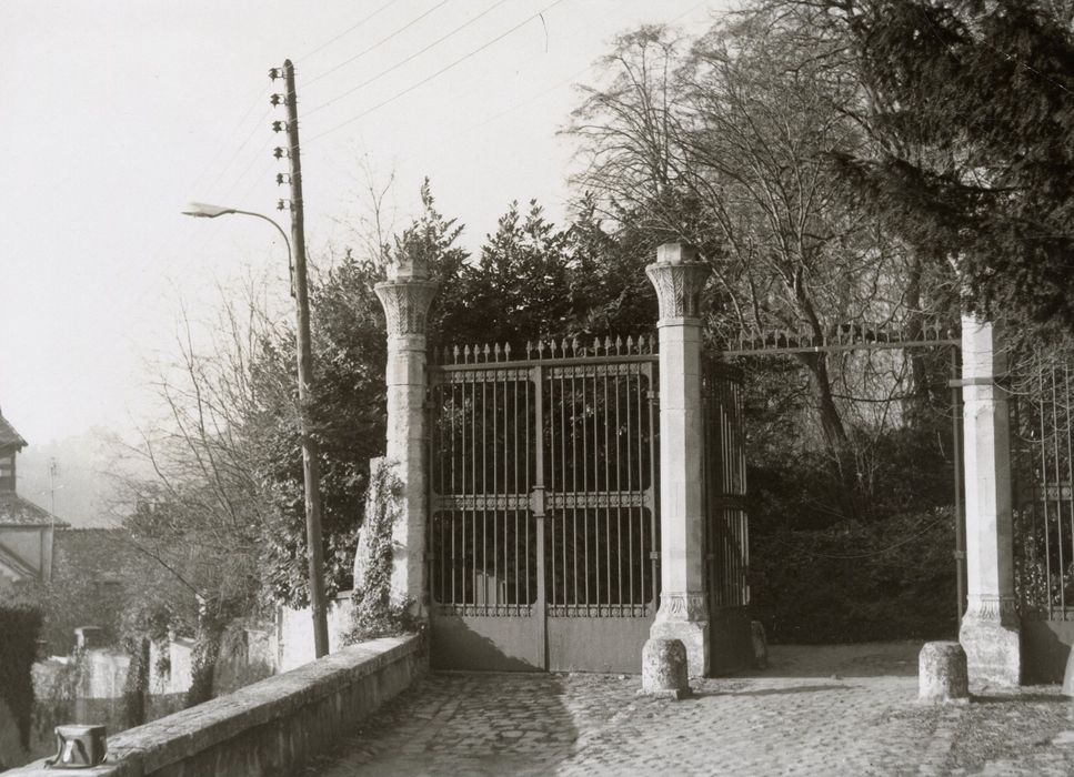 grilles d’accès est aux communs (à gauche) et au château