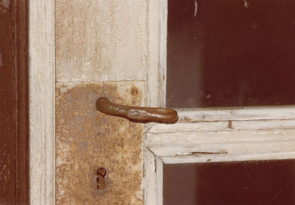 rez-de-chaussée, vestibule, détail de la poignée extérieure de la porte d’accès