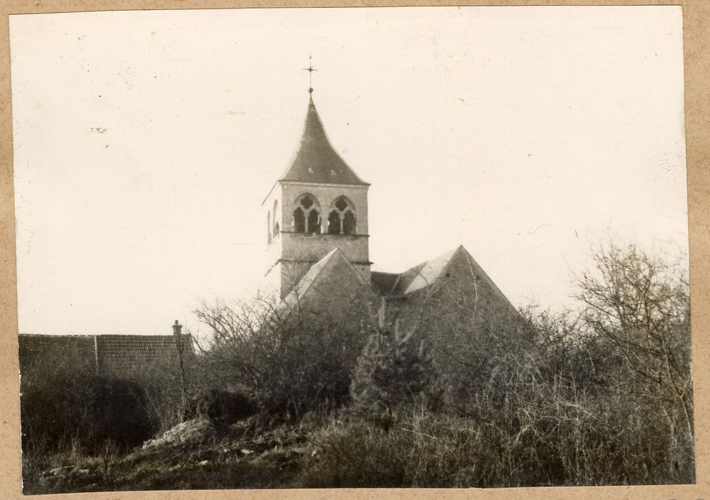 vue partielle de l’église dans son environnement depuis l’Est