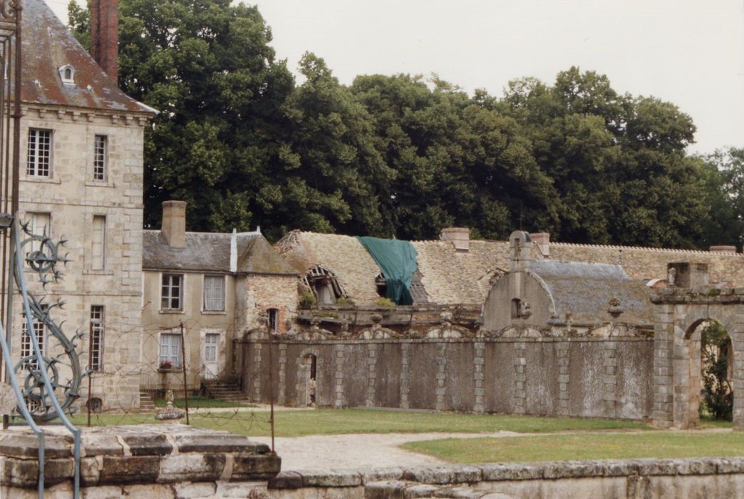 mur séparant la cour d’honneur de la cour des communs, élévation ouest