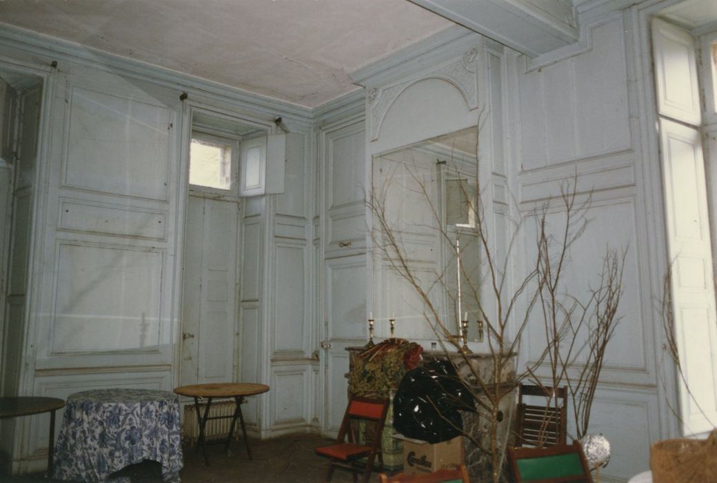 rez-de-chaussée, pavillon est, chambre, vue partielle des lambris de revêtement