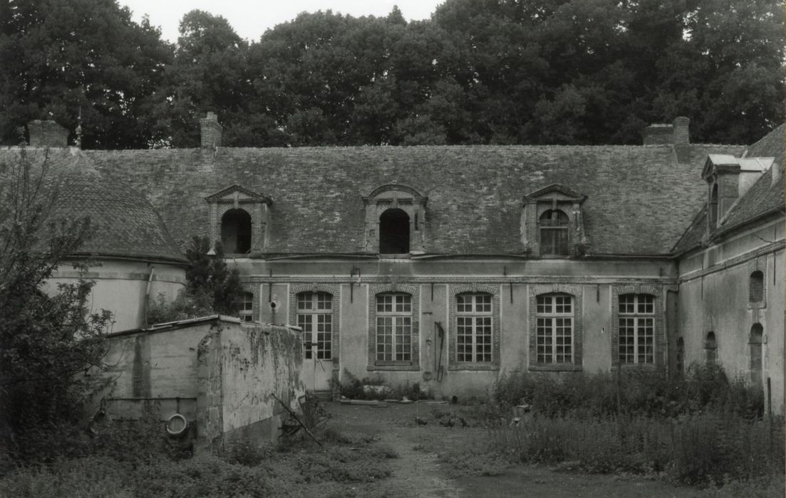 cour des communs, aile nord, façade sud, vue partielle