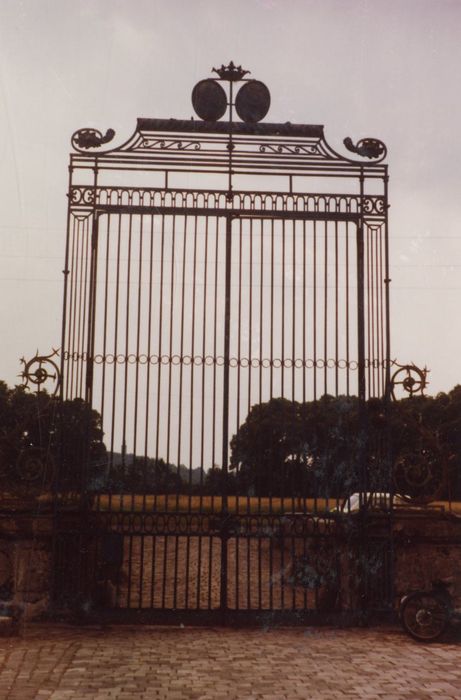 grille d’accès sud à la cour d’honneur