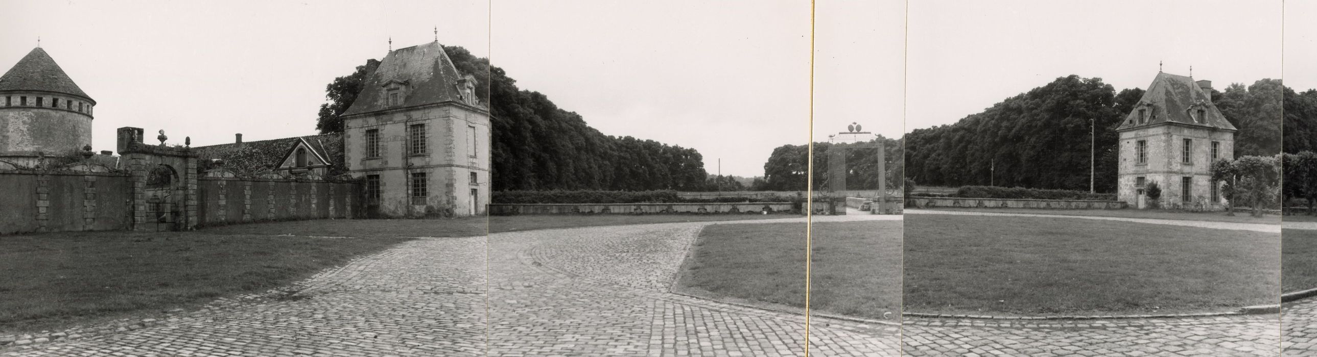 vue générale de la cour d’honneur avec à gauche le mur de clôture avec la cour des communs