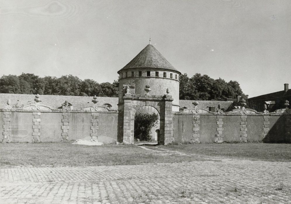 mur de clôture séparant la cour d’honneur et la cour des communs, élévation ouest