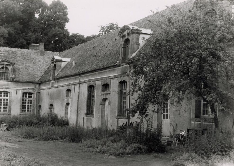 cour des communs, aile est, façade ouest, vue partielle