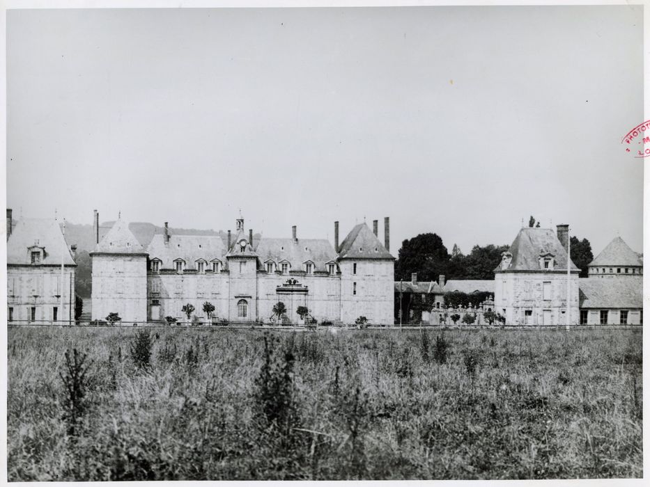 vue générale du château dans son environnement depuis le Sud