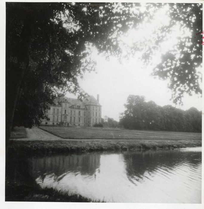 vue partielle du château dans son environnement depuis le Nord-Est